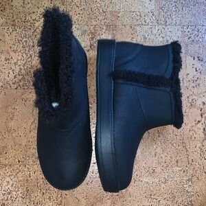 Skechers vegan leather boots Sherpa trim